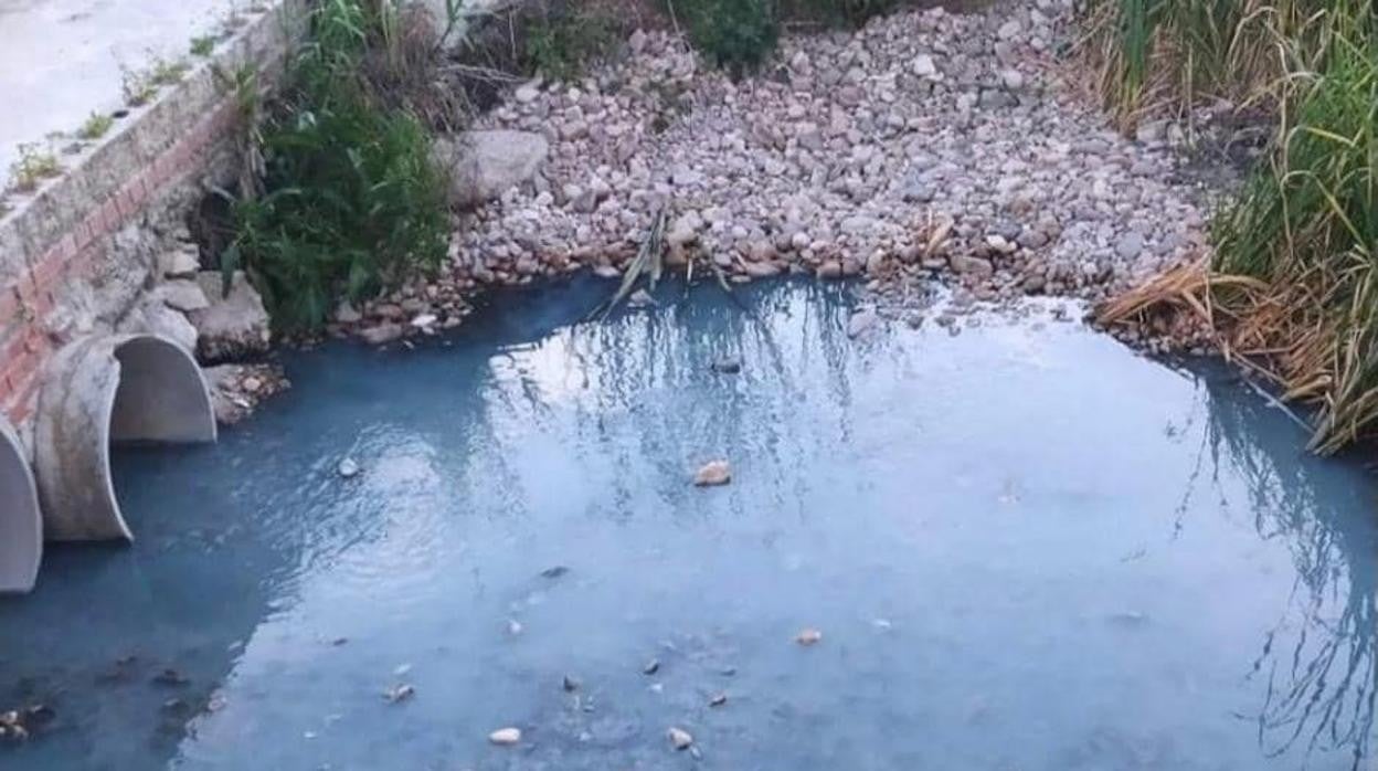 El agua está turbia y de color azul