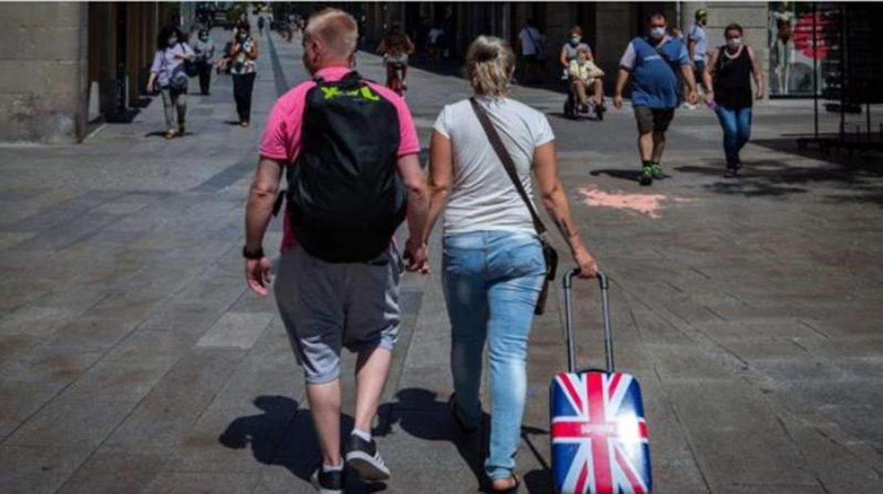 Dos turistas pasean por Las Ramblas de Barcelona