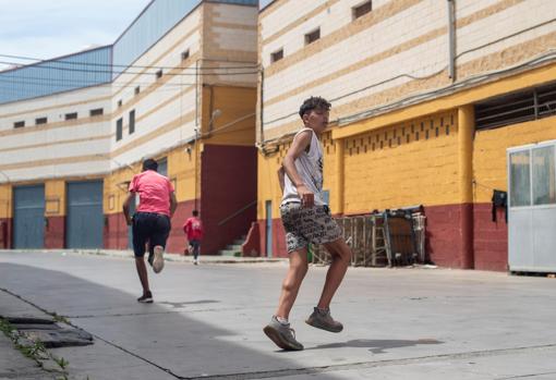Tres migrantes se escapan de la nave del polígono industrial cercano a la playa de El Tarajal en donde permanecen gran parte de los menores migrantes llegados a Ceuta