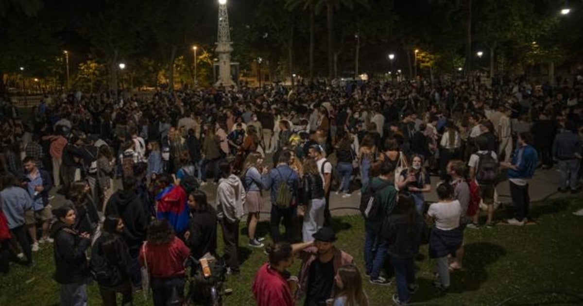 Multitudinaria fiesta en Barcelona tras el levantamiento del estado de alarma