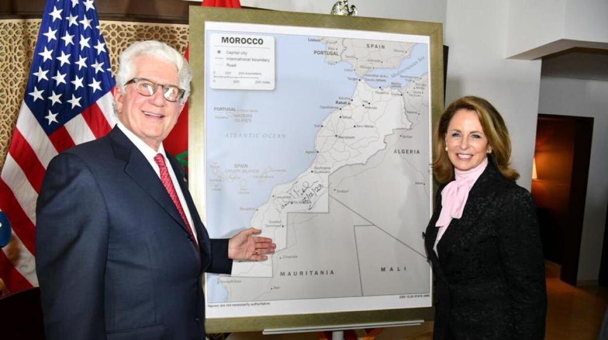 El embajador de Donald Trump en Marruecos, David T. Fischer, regaló un mapa firmado por él mismo que incluía todo el territorio de la excolonia española
