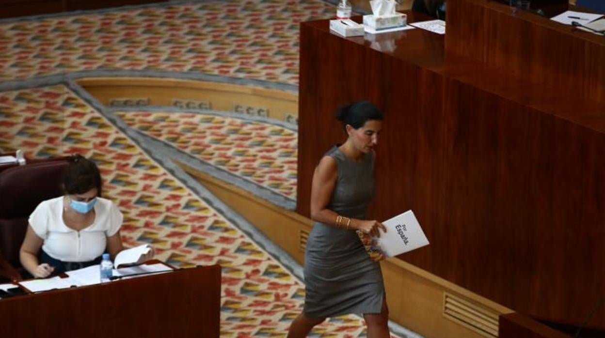 Rocío Monasterio pasa ante Isabel Díaz Ayuso, en la Asamblea, el pasado julio