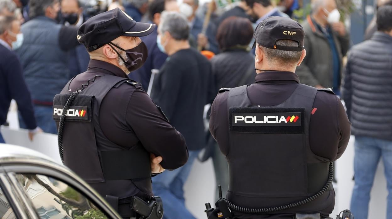 Imagen de archivo de agentes de la Policía Nacional en Alicante