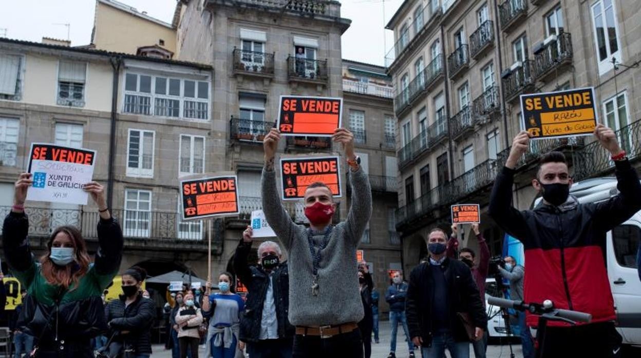 Hosteleros protestan ante las restricciones derivadas del Covid-19, hace unos meses en la Plaza Mayor de Orense