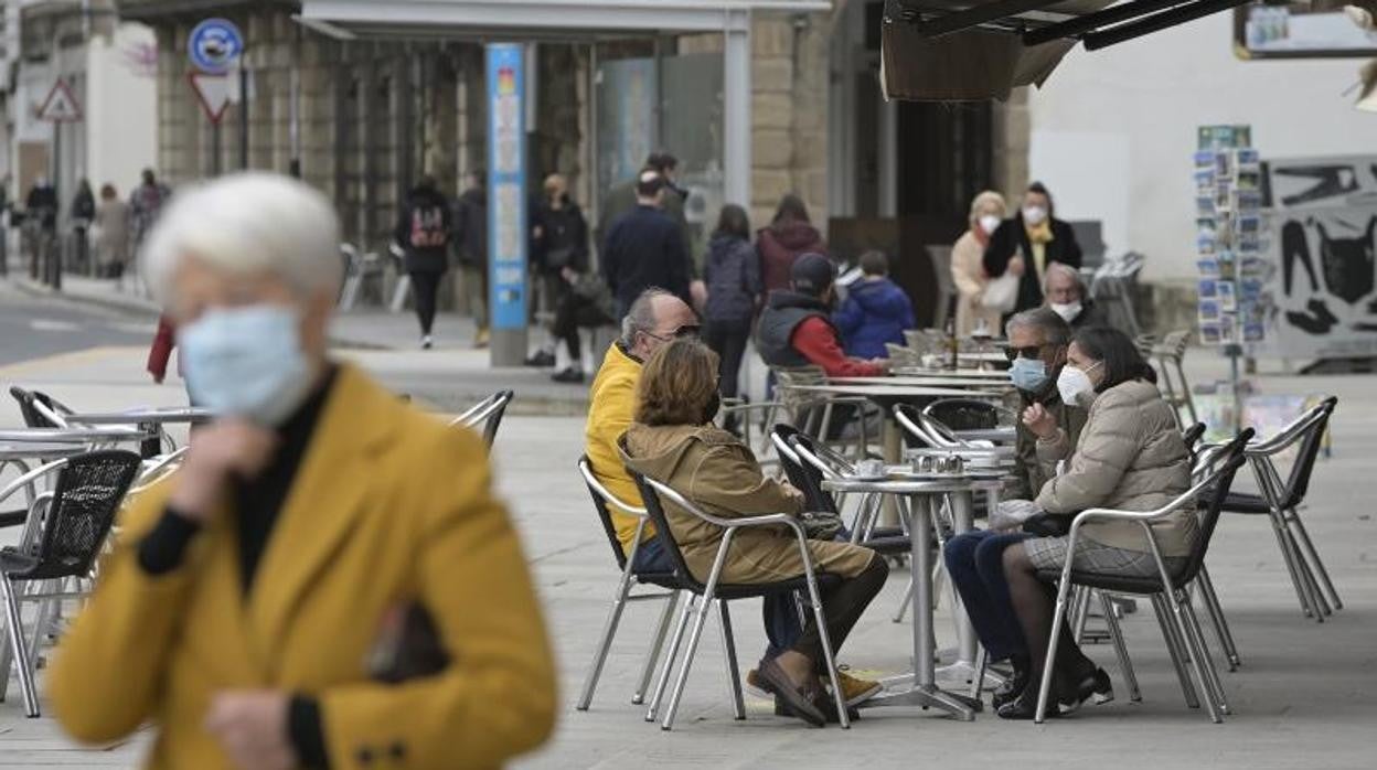 Varias personas en una terraza de La Coruña