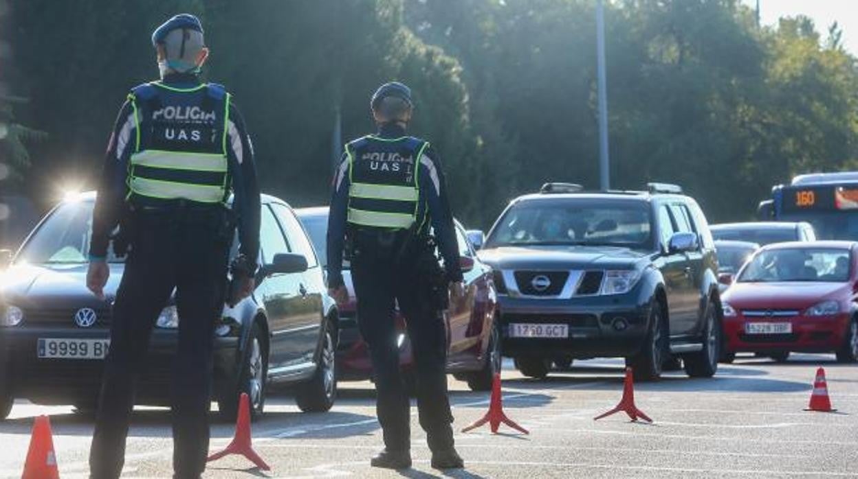 Control policial para vigilar las restricciones de movilidad en Madrid