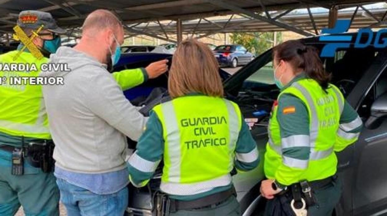 La Guardia Civil de Tráfico, durante el registro