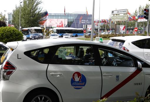 Buses y taxis, la semana pasada, a las puertas de Ifema