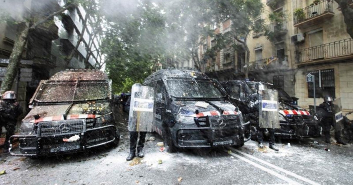 Los manifestantes lanzaron pintura a los Mossos y el desahucio acabó con incidentes