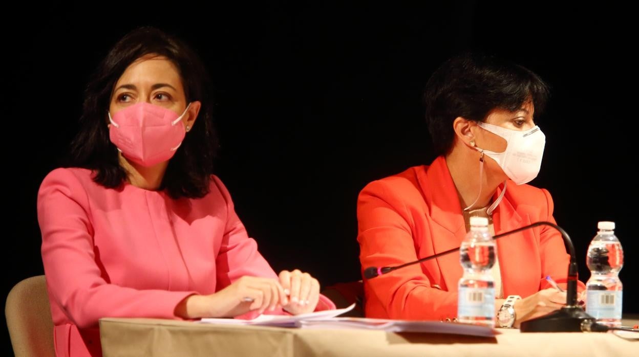 La portavoz del grupo Popular en el Consejo Comarcal del Bierzo, Rosa Luna (D), junto a la portavoz del grupo de Ciudadanos, Ruth Morales (I), durante el pleno de presupuestos de esta mañana