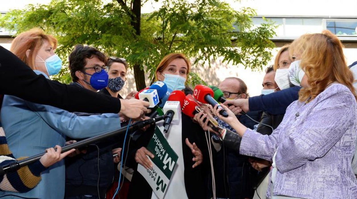 La líder de Más Madrid, Mónica García, recogiendo la credencial en la Asamblea de Madrid