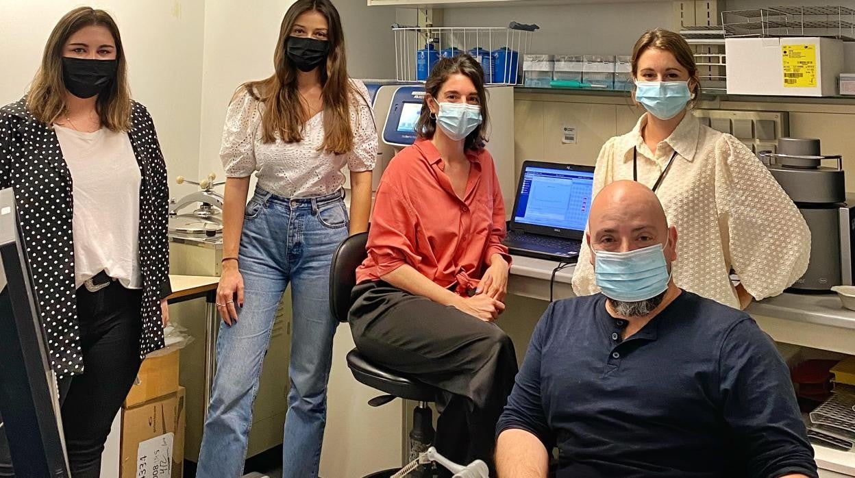 Los investigadores madrileños, en el laboratorio de MiRMAX Biosens