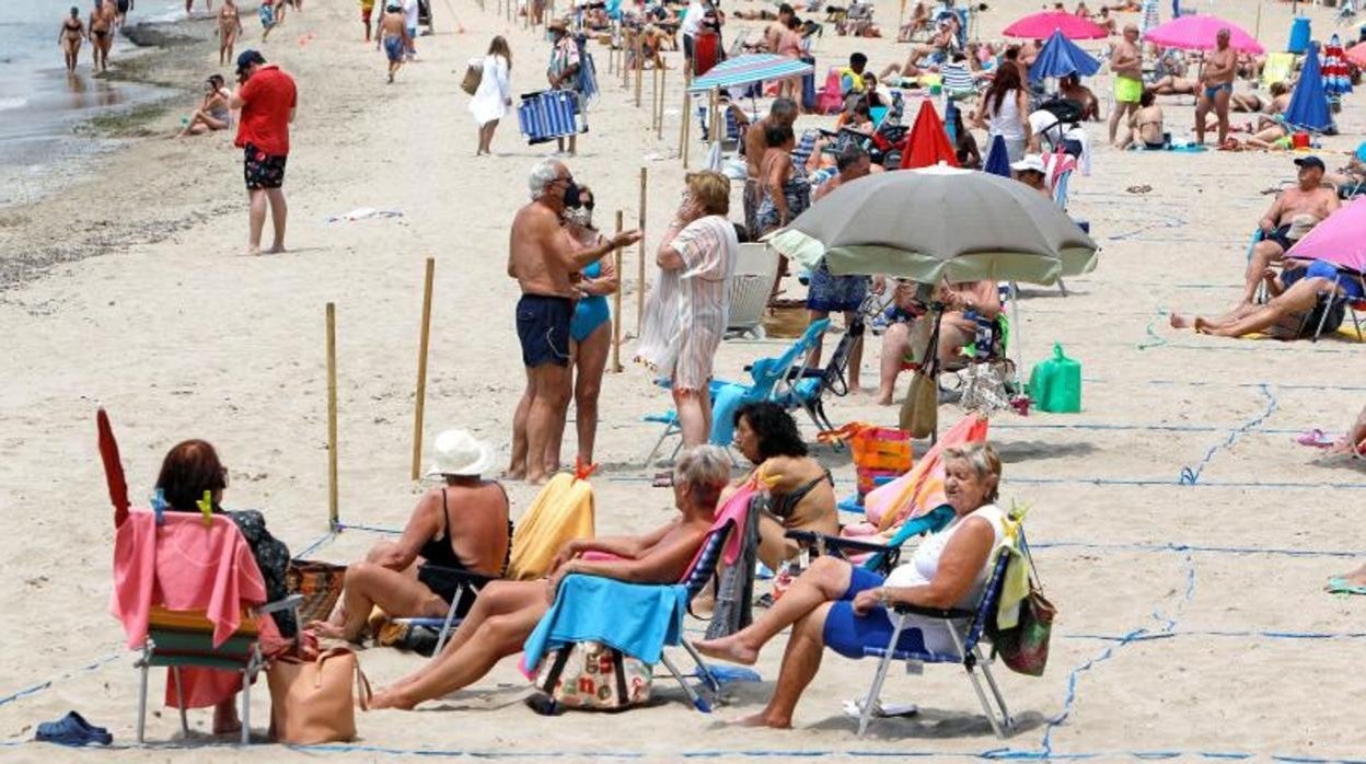 Aspecto de la Playa de Levante de Benidorm, este lunes