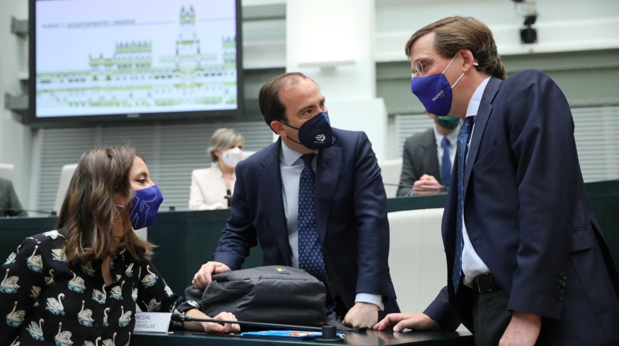 Andrea Levy, Borja Carabante charlan con el alcalde, José Luis Martínez-Almeida, en un momento del pleno