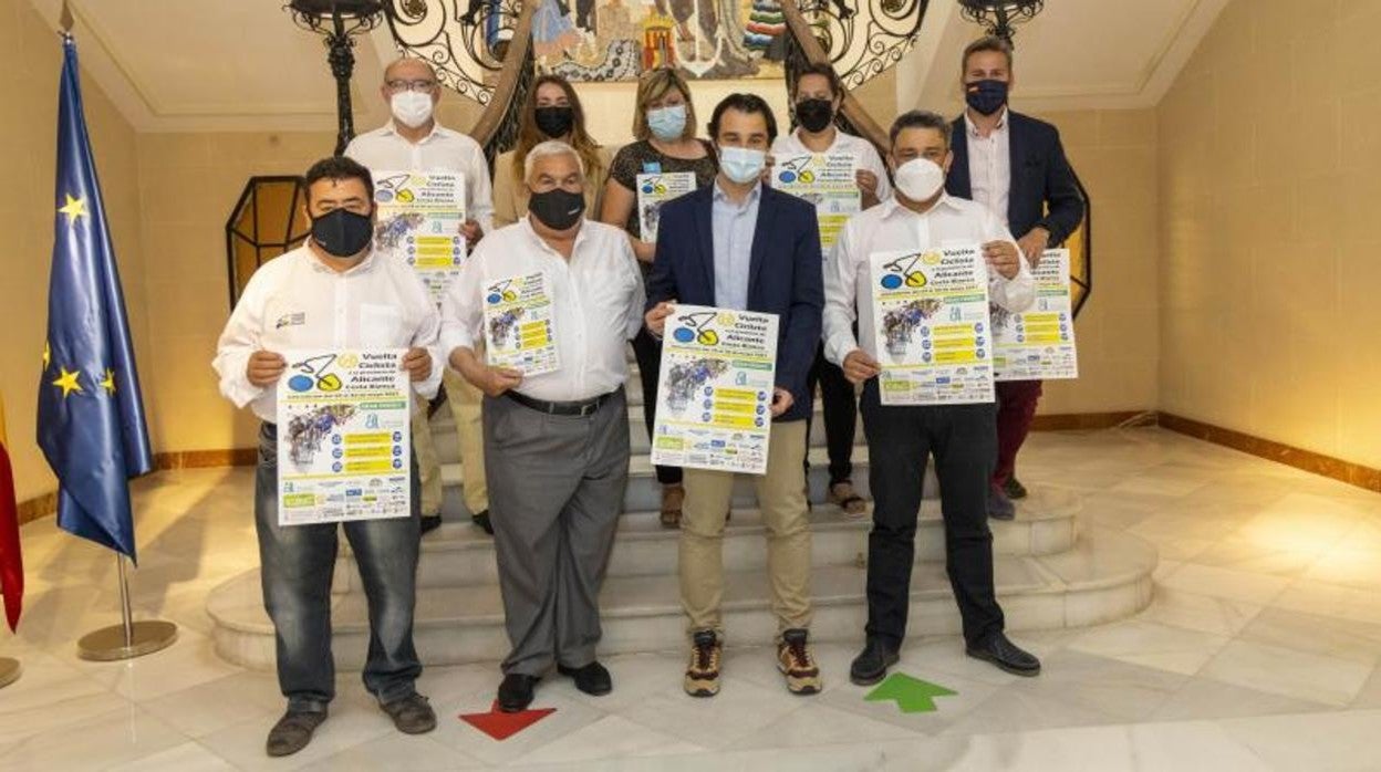 El diputado provincial de Deportes, Eduardo Dolón (centro), junto a los organizadores de la prueba ciclista en el Palacio Provincial