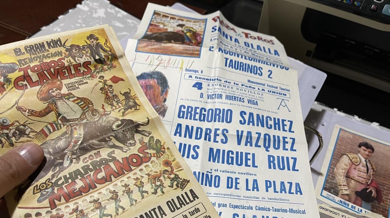 Algunas de las estampas entregadas por Ángel Balleteros y Sagrario Sánchez