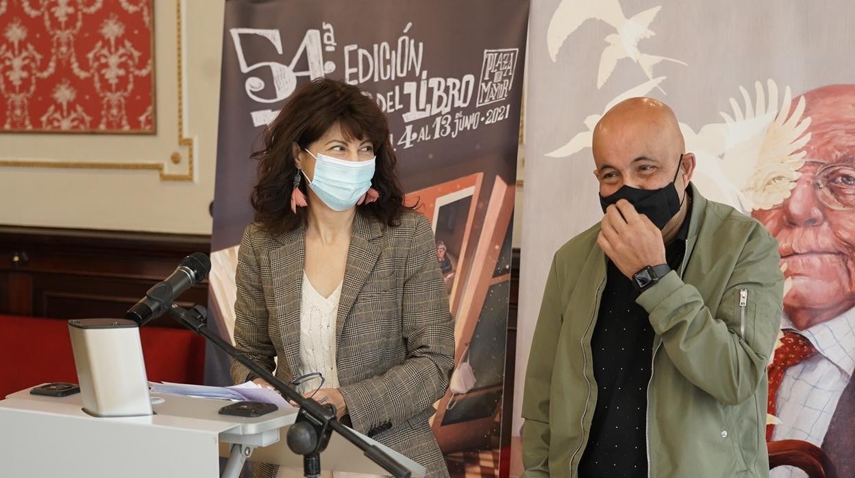 La concejala de Cultura, Ana Redondo, y el presidente del Gremio de Libreros, Miguel Hernández, durante la presentación.