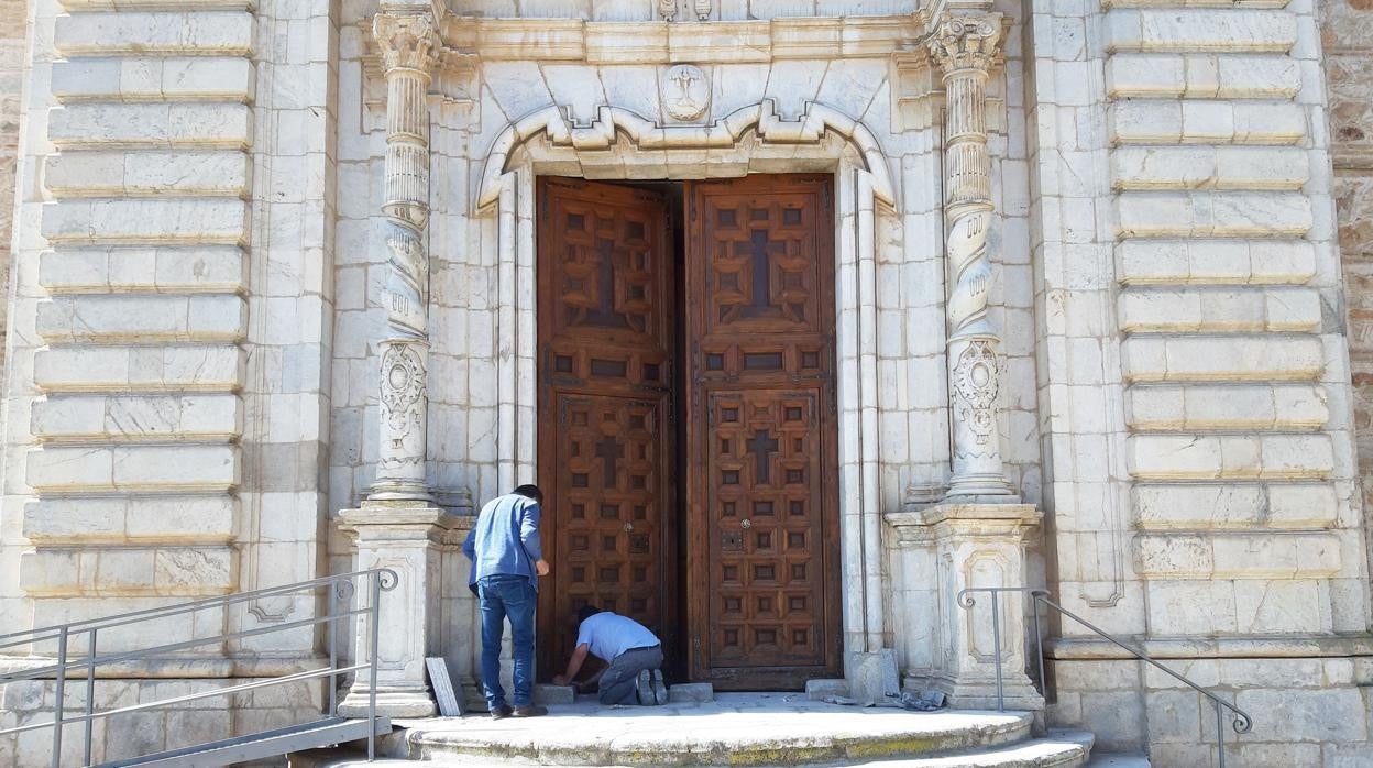 La entrada al templo recibiendo los últimos retoques