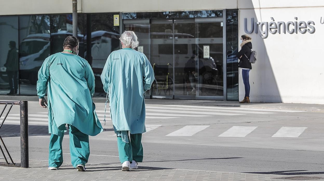 Imagen de archivo de dos sanitarios en los accesos al hospital La Fe de Valencia