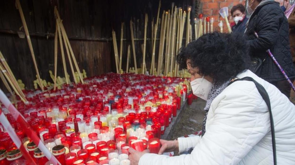 Una mujer enciende cirios en la romería de la Virgen de Os Milagros de Saavedra, en Lugo, el pasado fin de semana