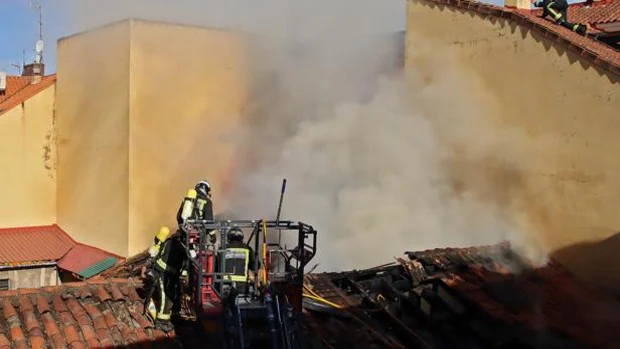 Un incendio afecta gravemente a un local de hostelería del casco antiguo de León
