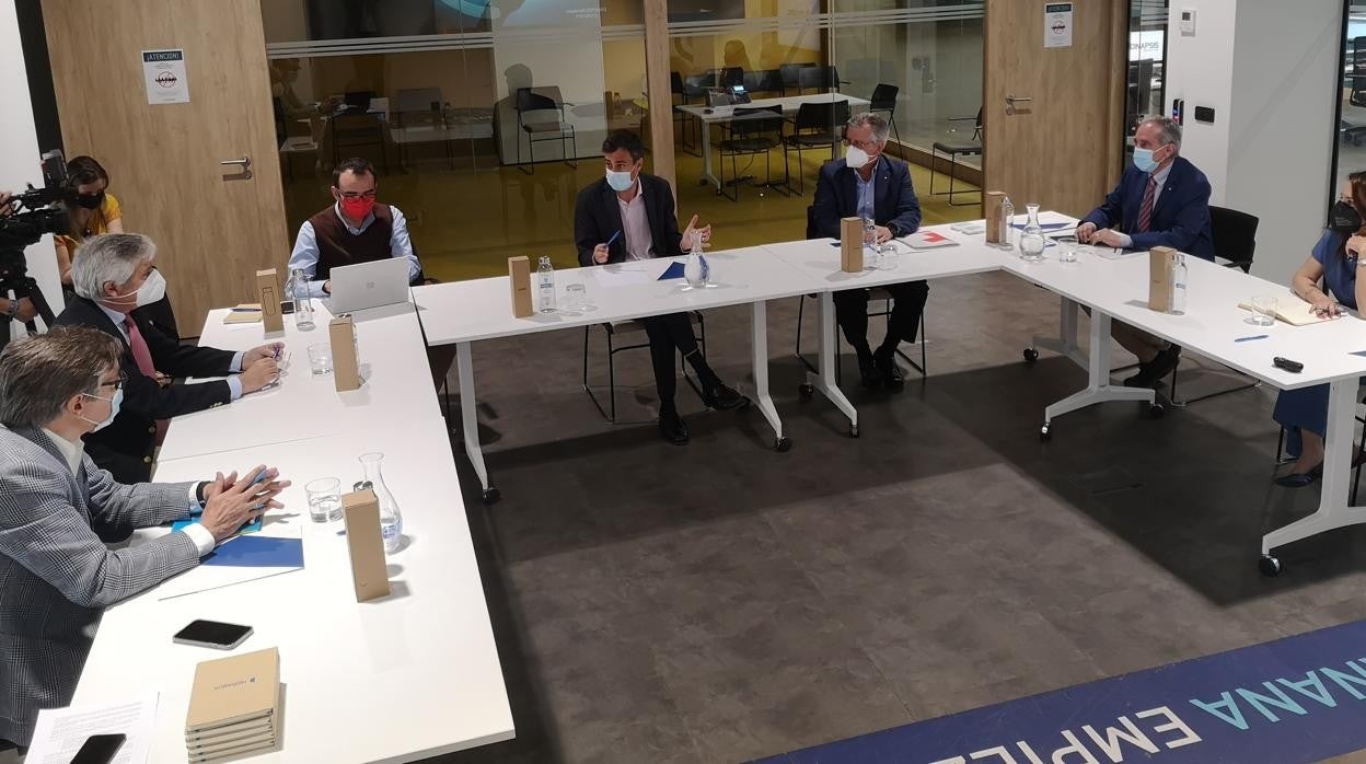 Imagen de la mesa de trabajo en LA que han participado Antonio Pérez, alcalde de Benidorm; Rafael Gandía, presidente autonómico de Cruz Roja; Jordi Azorín, director general de Hidraqua; y Javier Díez, director general de Aguas de Alicante