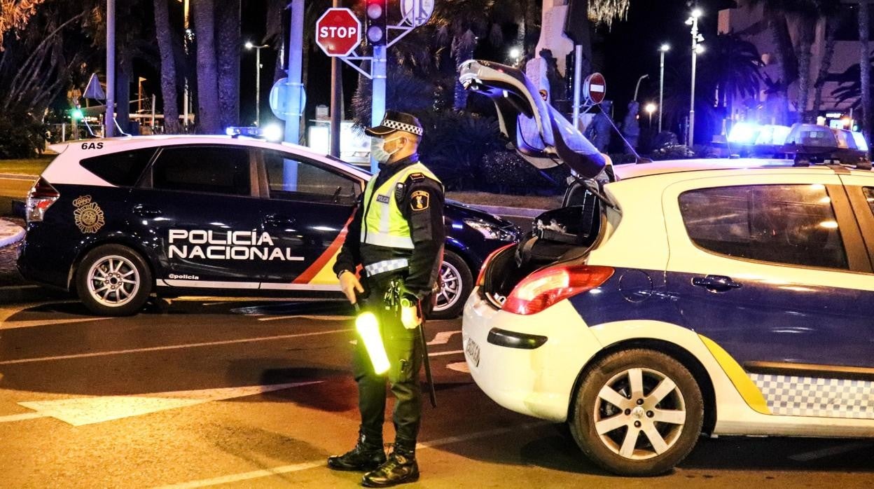 Patrullas de la Policía Local y la Policía Nacional en Alicante