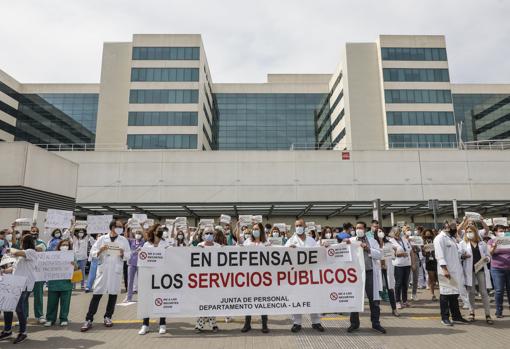 Imagen de la protesta de sanitarios a las puertas del Hospital La Fe de Valencia