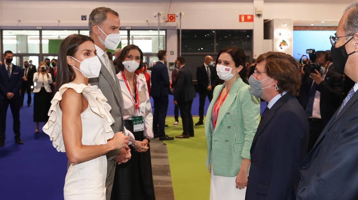 Los Reyes, en su visita a Fitur el pasado 19 de mayo, conversan con Díaz Ayuso y Martínez Almeida junto a la ministra Maroto