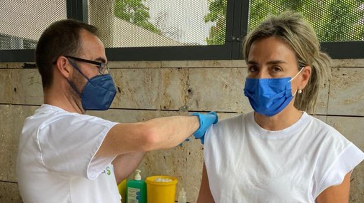 Tolón recibe la vacuna contra el Covid-19 en el centro de salud del Polígono