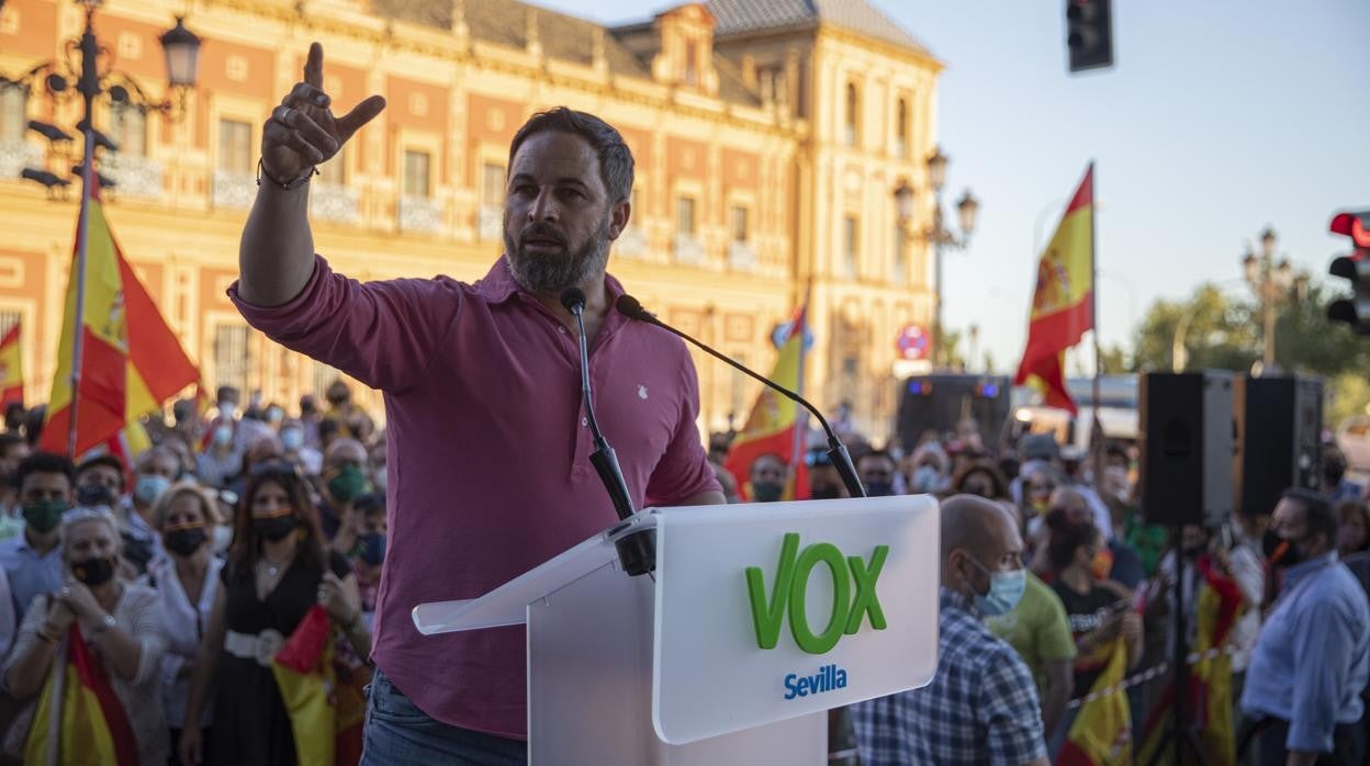 Santiago Abascal, en un mitin frente al Palacio de San Telmo (Sevilla) / Suspendido el pleno en Ceuta tras una trifulca entre Vox y el resto de grupos