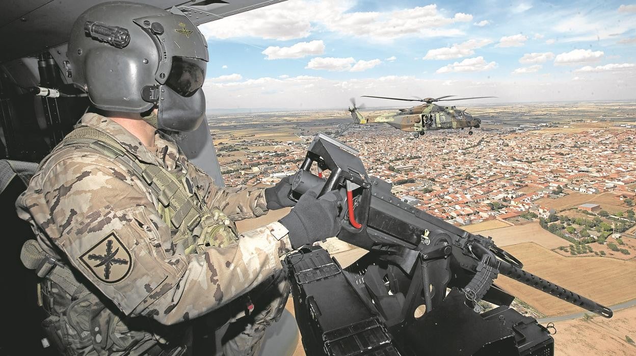 Un tirador de helicóptero NH-90, durante un vuelo de adiestramiento en la zona de Ciudad Real antes del despliegue en Malí