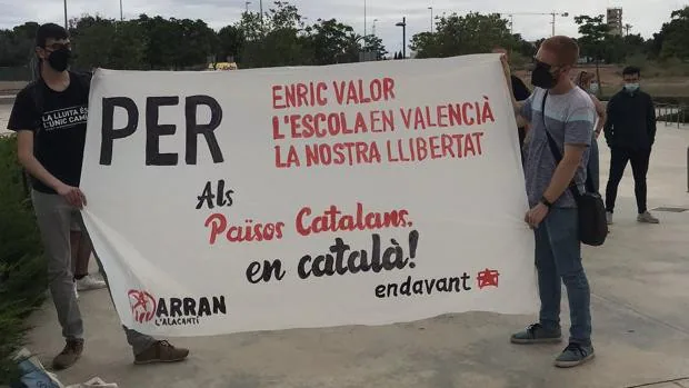 Independentistas abuchean a la diputada de Vox Macarena Olona al grito de «Alicante será la tumba del fascismo»