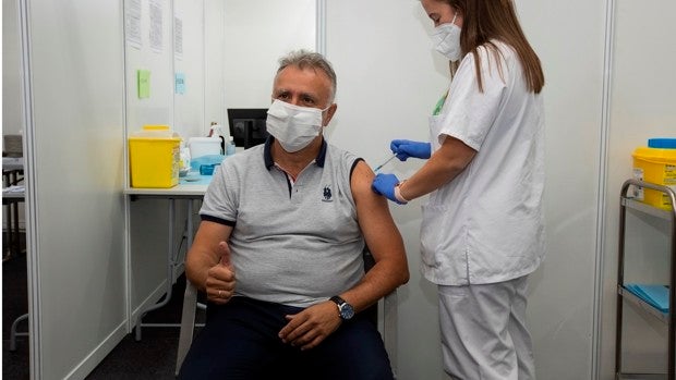 El presidente de Canarias se vacuna: «A final de julio habremos alcanzado el 70% de vacunados»