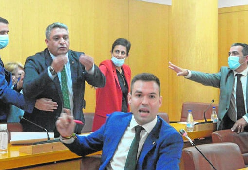 Yamal Dris (PP), con corbata verde, se enzarza con Carlos Verdejo (Vox), en el pleno de Ceuta