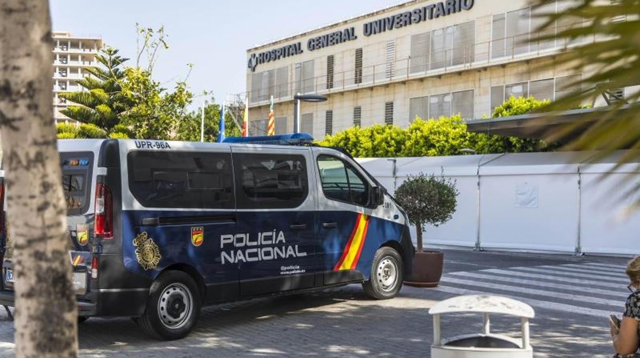 Un vehículo policial junto al Hospital General de Alicante