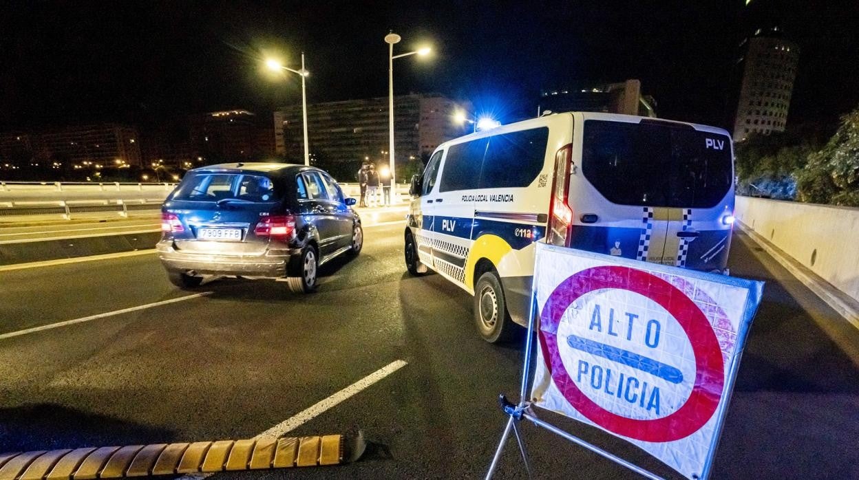 Imagen de un control del toque de queda nocturno en Valencia