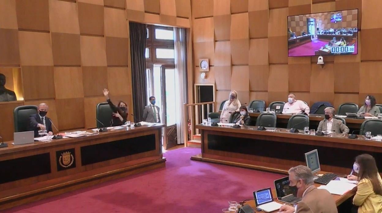 Momento en el que el Pleno municipal de Zaragoza se dispuso a votar la moción. A la izquierda de la imagen, el alcalde, Jorge Azcón (PP)