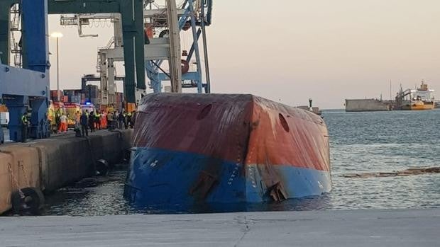 Recuperan el cadáver de uno de los dos desaparecidos tras volcar un barco en el puerto de Castellón
