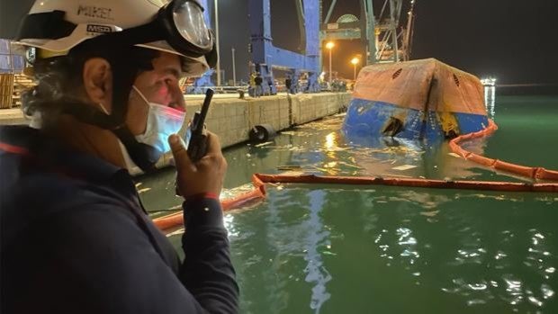 Buscan a un tripulante y un estibador tras volcar un barco en el puerto de Castellón