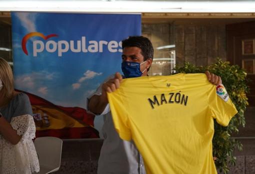 Imagen de Carlos Mazón con una camiseta del Villareal