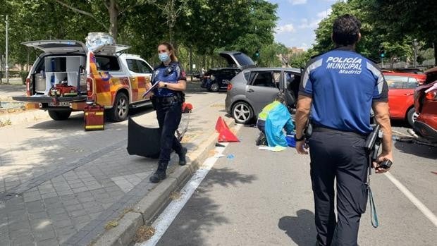 Un herido grave y tres leves tras impactar su vehículo contra tres coches aparcados junto a La Vaguada