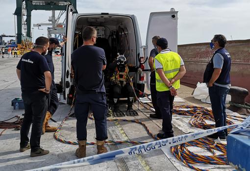 Imagen de uno de los buzos que participan en el operativo de rescate en el puerto de Castellón