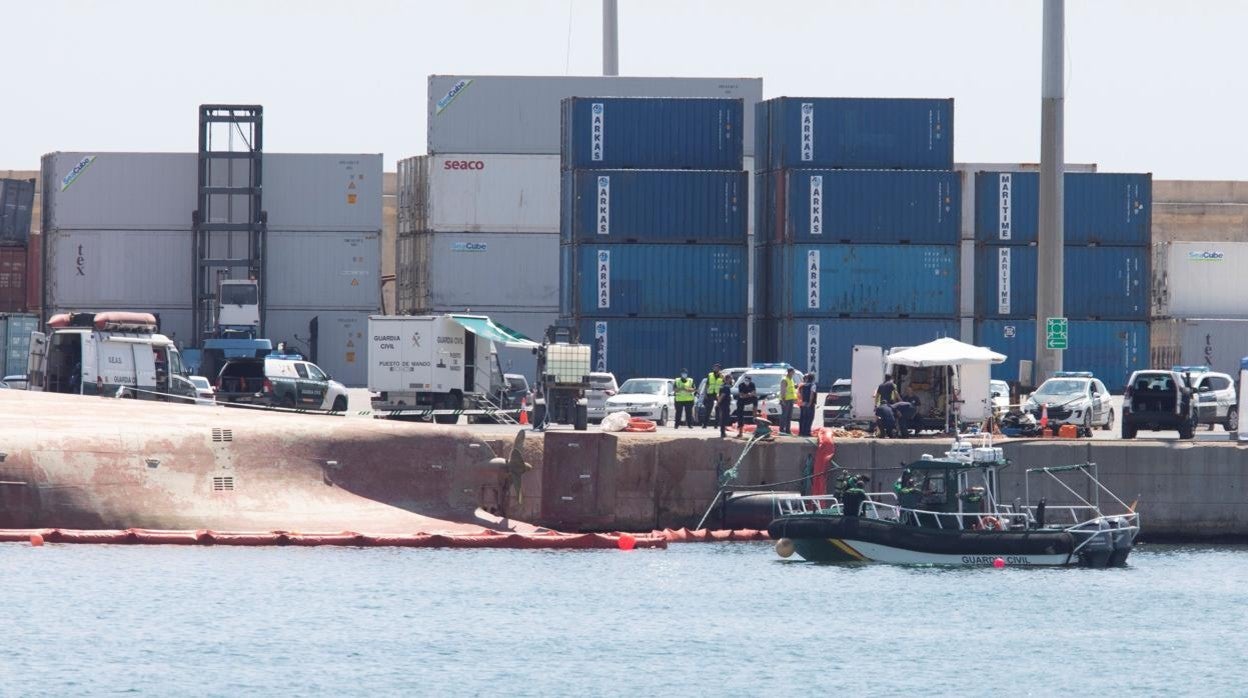 Imagen de los equipos de rescate en el buque volcado en el puerto de Castellón