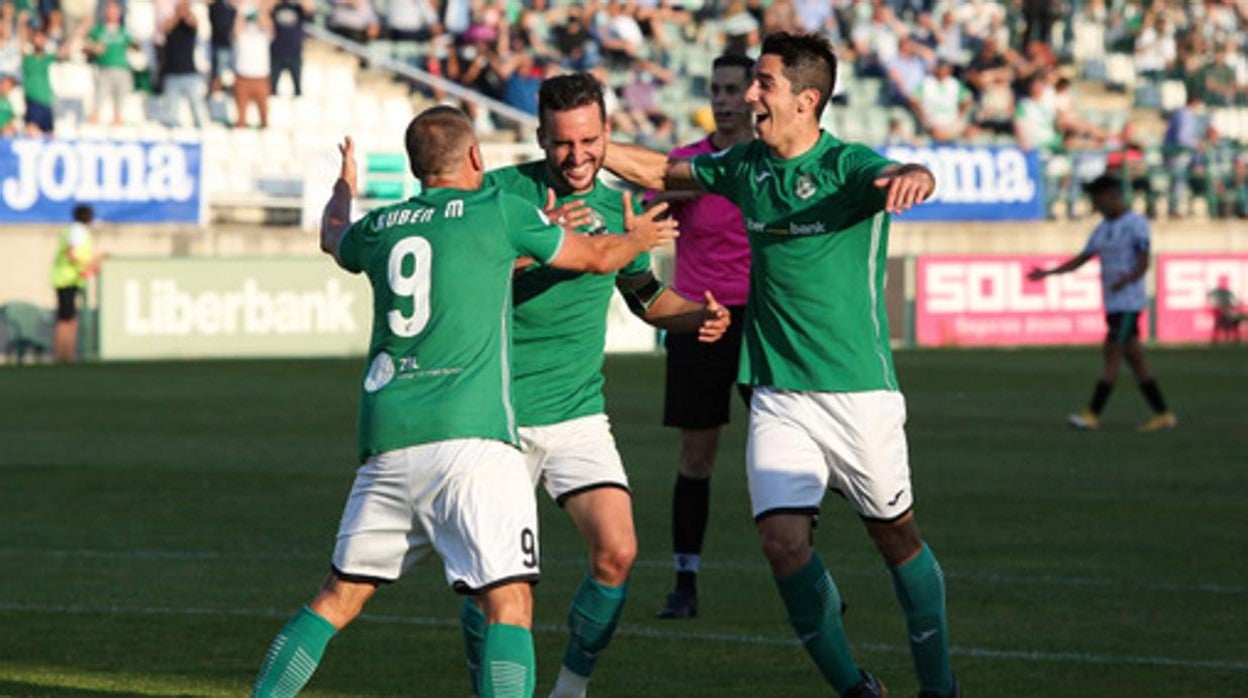 Jokin Esparza, radiante de felicidad, es abrazado por sus compañeros tras marcar el gol del ascenso