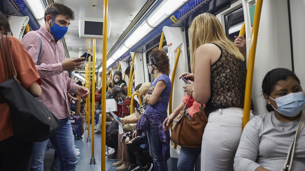 Viajeros en el interior de un vagón de Metro