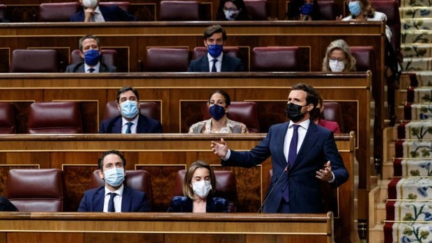 Sánchez abre una reforma de la Constitución sin contar con Casado