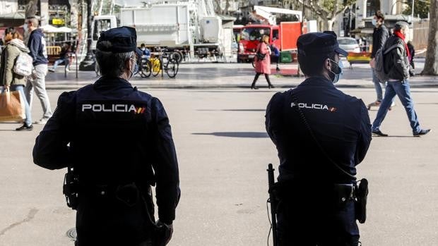 Identifican a doce jóvenes tras dar falsos avisos para recibir a los policías a pedradas en Valencia
