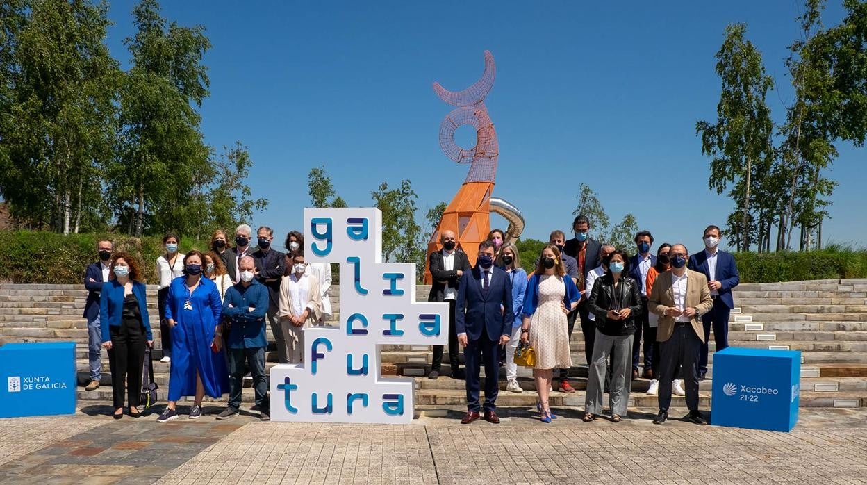 Foto de familia de la presentación de la exposición, este lunes en el Gaiás