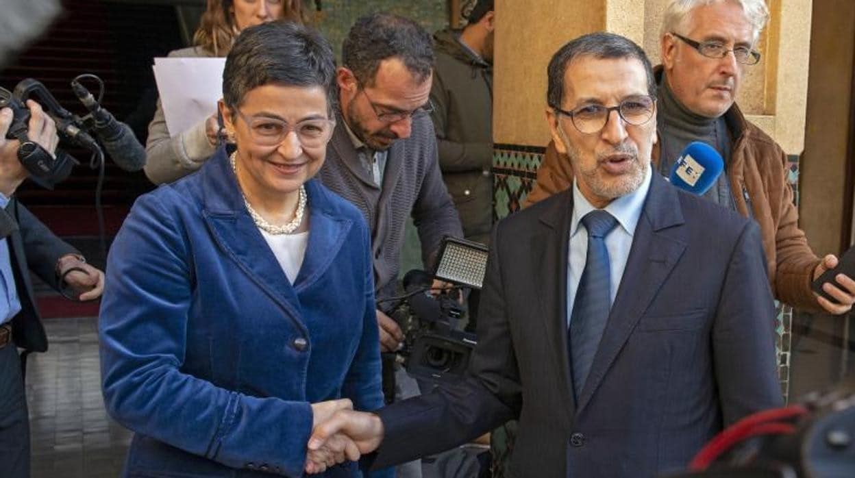 La ministra de Asuntos Exteriores, Arancha González Laya, junto al primer ministro marroquí, Saadeddine Othmani, en una imagen de archivo
